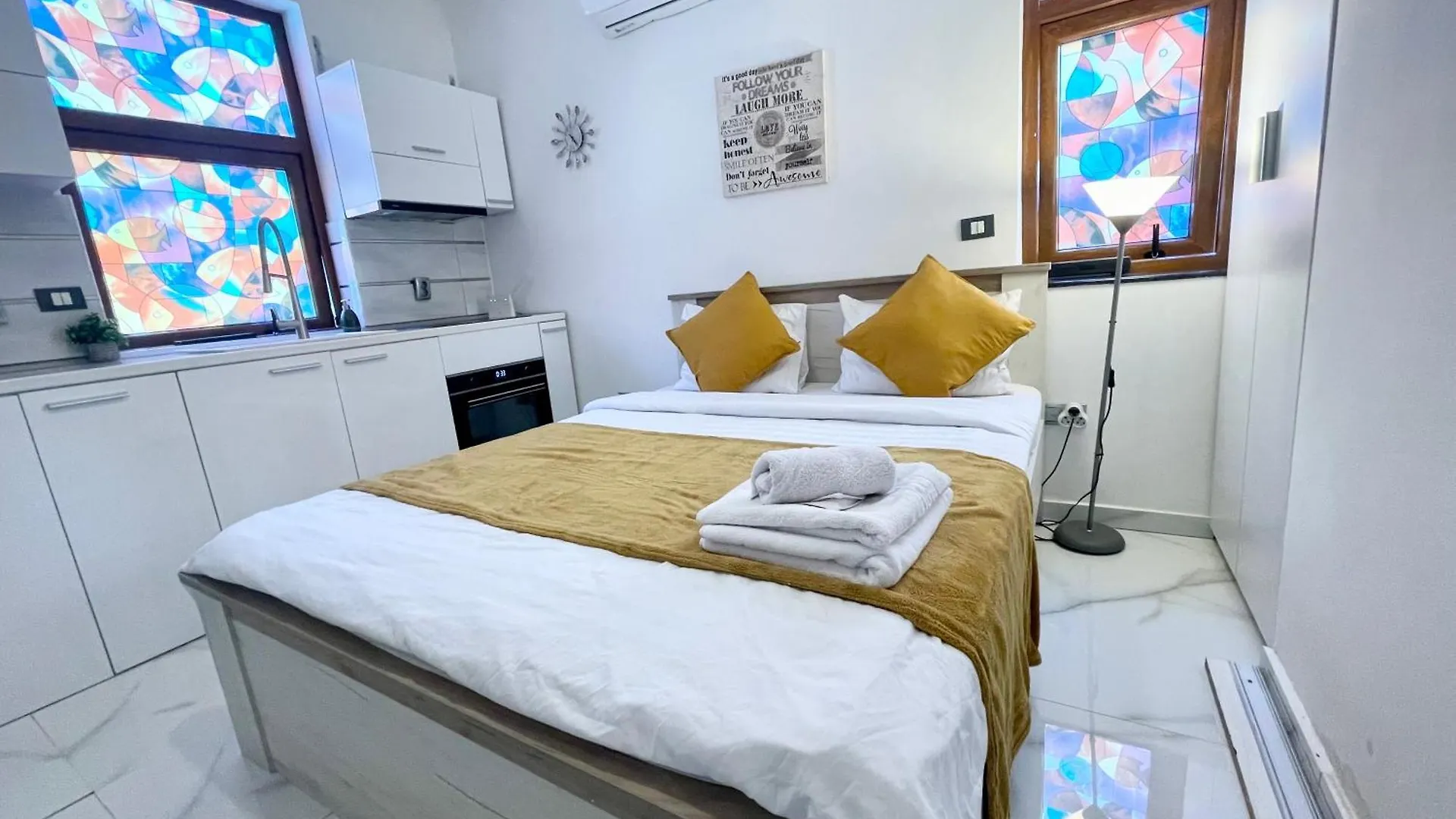 White Studio Bucarest 0*,